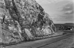 Diabasgänge im Granit : Diabasgänge im Granit bei Valparaíso.