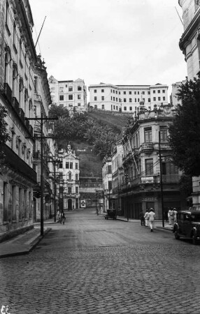 Salvador : Blick aus dem Hafenviertel auf die Oberstadt von Salvador.