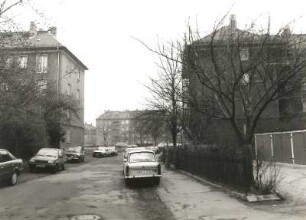 Dresden-Mickten, Lommatzscher Straße 22 und 24. Wohnanlage. Blick nach Süden gegen Lommatzscher Platz