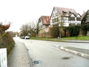 Stadtbefestigung - Süden - Stadtmauer im Verlauf nach Westen (mit neuzeitlichen aufgebauten Häusern) über Feldseite