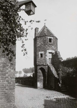 Zons, Wachturm : Zons. Wachtürmchen in der Stadtmauer