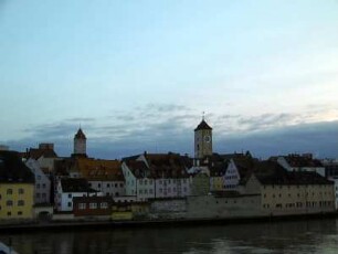 Regensburg: Altstadt mit Goldenem Turm und Rathausturm
