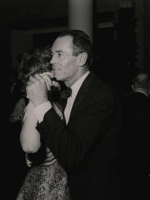 IFF. Henry Fonda tanzt mit seiner Gattin