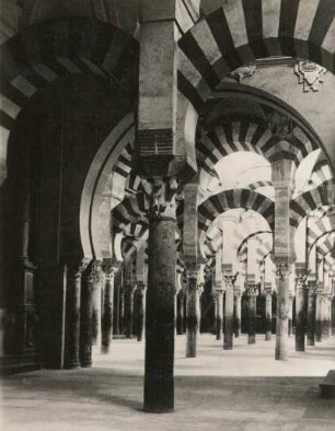 Cordoba, Spanien. Große Moschee. Inneres der Säulenhalle