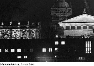 Opernhaus. Oberer Teil des Bühnenhauses, Katholische Hofkirche und eingerüsteter Hausmannsturm