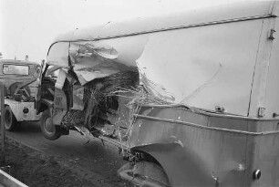 Verkehrsunfall auf der B 35 bei der Einmündung in die Linkenheimer Landstraße.
