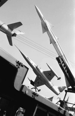 Wanderausstellung der Bundeswehr "Unsere Luftwaffe" auf dem Meßplatz an der Durlacher Allee.