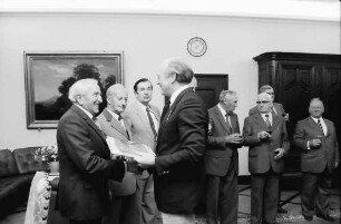 Freiburg: Regierungspräsidium; Regierungspräsident Nothhelfer, Weinbausachverständige, Gruppen