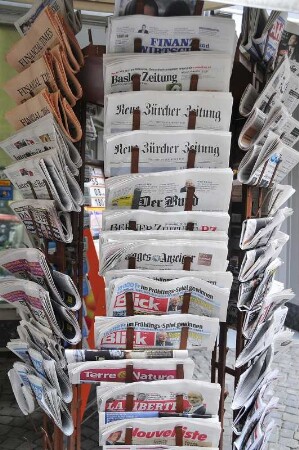 Lausanne - Schweizer Zeitungen : Zeitungshalter mit Schweizer Tageszeitungen, aufgenommen in Lausanne am 19. Mai 2010