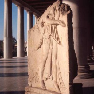 Athen. Agorá-Museum. Sockel eines Dreifußes. Tanzende Mänade, nach 400. Ott9