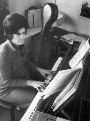 Marburg. Die Cellistin Angelika May in ihrem Wohnhaus bei einer Probe am Klavier