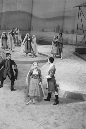 Szenenbilder aus dem Ballett "Gajaneh" von A. Chatschaturjan, Choreographie I. Gruber, mit E. Vesco, Deutsche Staatsoper Berlin, Premiere 21.10.1955