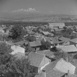 Blick vom Kirchturm der Dreifaltigkeitskirche in Bansko auf die Ortschaft