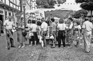 Ex-DDR Bürger in westdeutschen grenznahen Städten, 8. + 9. August 1990. hier: Obstverkauf, Fußgängerzone Eschwege