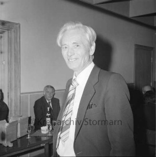 Müller-Eick, Karl-Heinz: Leiter des Tiefbauamtes: bei Verabschiedung: hinten Mitarbeiter, Tische, darauf Gläser, Flasche, Kartons