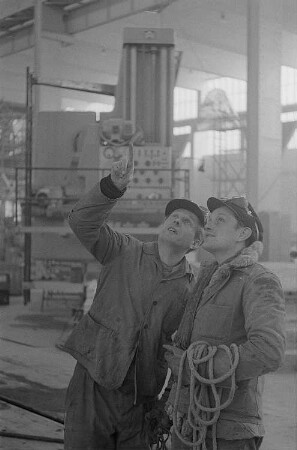Vorbereitungen zur Frühjahrsmesse 1956, rumänische Arbeiter im Gespräch