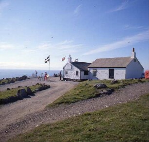 Großbritannien. Land's end. Gebäude mit der Aufschrift "First and last house [Erstes und letztes Haus]", Raststelle für Touristen. Ansicht von der Landseite