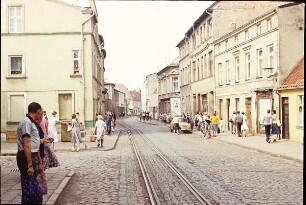 Bad Doberan. Straßenbild mit Gleisen der Bäderbahn Molli (dampfbetriebene Schmalspurbahn)