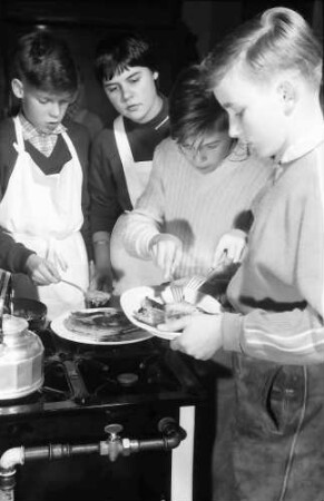 Freiburg: Adelhauser Schule; Jungen lernen Kochen; Omelettes werden aufgelegt