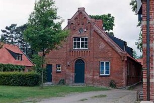 Schloss Reinbek: Nebengebäude (Jugendzentrum), Giebelseite mit Eingangstür: rechts Nordflügel Schloss, links Nebengebäude [ beide angeschnitten]