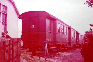 Personenwagen der Westfälischen Landes-Eisenbahn (WLE) vor dem Betriebswerk der WLE
