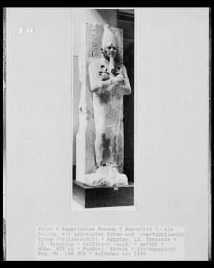 Sesostris I. als Osiris, mit gekreuzten Armen und oberägyptischer Krone