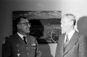 Freiburg: Rathaus, Antrittsbesuch des französischen General Roux bei Oberbürgermeister Keidel