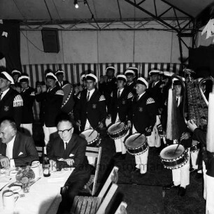 Schützenfest: Veranstalter Schützenverein Reinfeld und Umgebung von 1954 e.V.: Königsfrühstück: im Festzelt: Spielmannszug der "Old Reinfelder Jungs" spielen: davor am Tisch Gäste, 12. September 1970