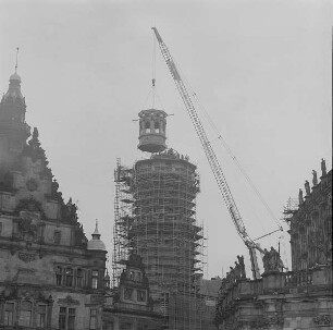 Dresden-Altstadt. Blick auf eingerüsteten Hausmannsturm. während Aufsetzen der Laterne mit Mobildrehkran