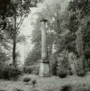 Gedenksäule im Garten : Dresden-Loschwitz, Schevenstraße 11, Gedenksäule im Garten der Villa Rosenhof. Errichtet zur Erinnerung an Napoleon, der am 26. August 1813 von dort die Schlacht bei Dresden beobachtet haben soll