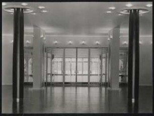 Stadthalle, Mülheim an der Ruhr Umbau: Großes Foyer mit Blick auf Kassenhalle / Eingangsgeschoss