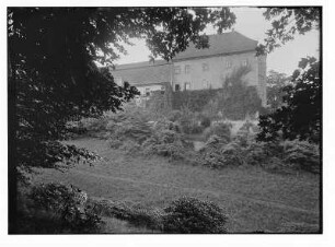 Meißen-Siebeneichen. Schloss Siebeneichen. Südfront vom Rhododendronhang