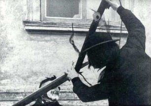 Zampern in Guhlen : Gesellschaftliche Volkskultur - Frühling. Ort: Guhlen, Kreis Sorau, Pólska / Polen. Zampern - "Barbier" bei der Arbeit.