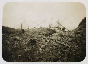 Foto von Artillerietreffern in einem feindlichen Graben