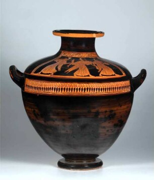Attische, rotfigurige Hydria - Drei Frauen halten den getöteten Pentheus