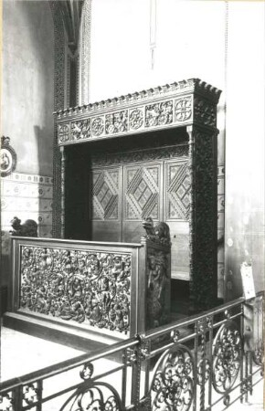 Villach, Pfarrkirche. Betstuhl : Betstuhl. Holz, geschnitzt (1464). Villach, Hauptstadtpfarrkirche