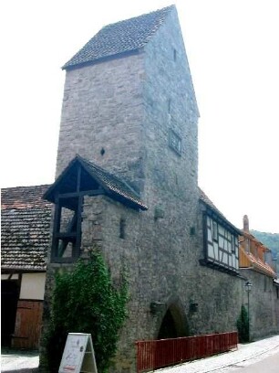 Stadtbefestigung - Stadttor (Salztor) von Nordwesten mit Rest der Stadtmauer (mit rekonstruiertem Wehrgang)