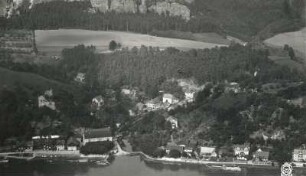 Rathen-Niederrathen. Mündung des Grünbaches mit Burg Altrathen und Kleiner Bastei gegen Türkenkopf. Luftbild-Schrägaufnahme von Südost