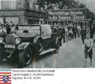 Hessen (Volksstaat), 1933 / Demonstration der SPD gegen die Nationalsozialisten 'Werktätige, hinein in die Eiserne Front' / Gruppenaufnahme