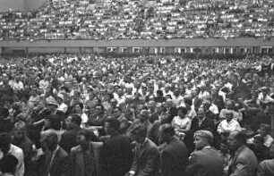 Freiburg: Stadthalle; Publikum bei der Wahlversammlung; Willy Brandt