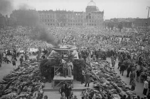 Gedenkkundgebung für die Opfer des Faschismus vor dem Alten Museum im Lustgarten in Berlin, anlässlich des sogenannten 3. OdF-Tages (Opfer des Faschismus-Tag) A B C