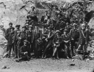 Mitglieder der Deutschen Geologischen Gesellschaft : Gruppenbild von Mitgliedern der Deutschen Geologischen Gesellschaft in einem Steinbruch am Rochlitzer Berg.