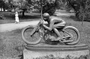 Prag : In Prag, Nationalgalerie in Prag-Zbraslav; Plastik von Otakar Svec 'Motocyklista' (1924), siehe 603_13