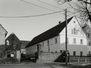 Pirna-Mockethal. Bauernhof, Am Rundling 13 : Pirna-Mockethal (Kreis Sächsische Schweiz). Bauernhof, Am Rundling 13. Straßenansicht