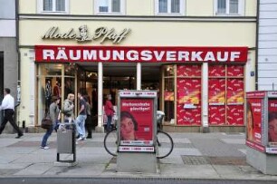 Räumungsverkauf in Erfurt : Das Zentrum der Thüringer Landeshauptstadt Erfurt wird dominiert von vielen historischen denkmalgeschützten Gebäuden. Bild: ein alteingesessenes privates Modegeschäft am Anger gibt auf. Erfurt, 2008