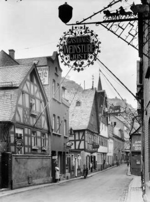 Blick in die Oberstraße in Bacharach mit Weinstube Jost