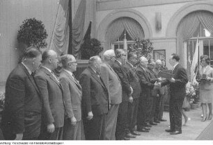 Auszeichnung von Aktivisten der ersten Stunde, Heinz Nicolaus im VEB Prefo, Heinz Fiedler am Telefon, Stadtrat Helmuth Welz, Übergabe einer Fahne aus Smolensk von Soldaten der Sowjetarmee, u.a., Mai-Juni 1965