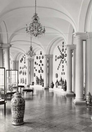 Dresden: Porzellansammlung im Zwinger, Bogengalerie mit chinesischen und japanischen Porzellanen (Neuaufstellung Eröffnung 23. 9. 1962)