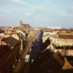 Blick auf eine Straße, im Hintergrund die St. Katharinenkirche