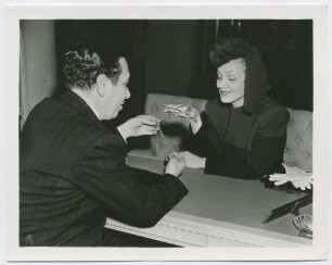 Marlene Dietrich beim Juwelier (Los Angeles, zirka 1935 - 1939) (Archivtitel)